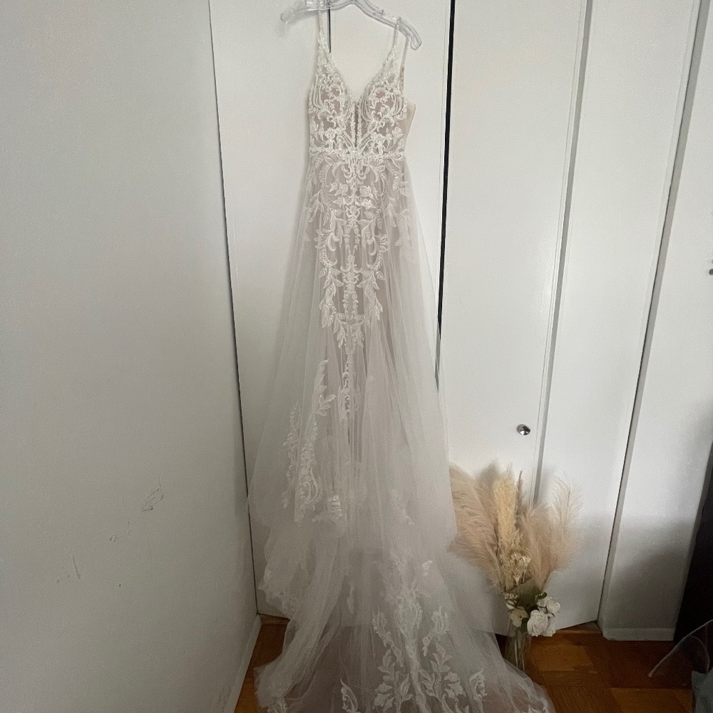BRAND NEW NEVER WORN Wedding dress
